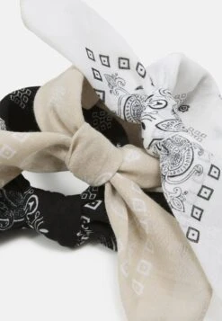 Pier One BANDANA UNISEX 3 PACK - Tuch - Black/white/beige 8 Pier One BANDANA UNISEX 3 PACK - Tuch - Black/white/beige -Pier One c2ede95d3e4443e6ac8cd75fce932acc